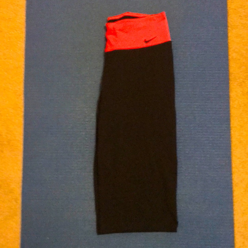 Nike relaxed fit capri yoga pants